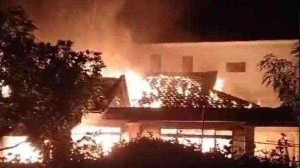 Sebuah rumah berukuran besar di kawasan padat pemukiman, Kampung Rongkemasan, Desa/Kecamatan Arosbaya mengalami kebakaran pada Kamis (24/10/2024) menjelang waktu Subuh.