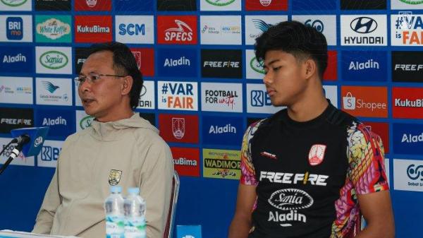 Pelatih Persis Solo asal Malaysia Ong Kim Swee bersama Arkhan Kaka dalam sesi konferensi pers musim kompetisi Liga 1 2024/2025.