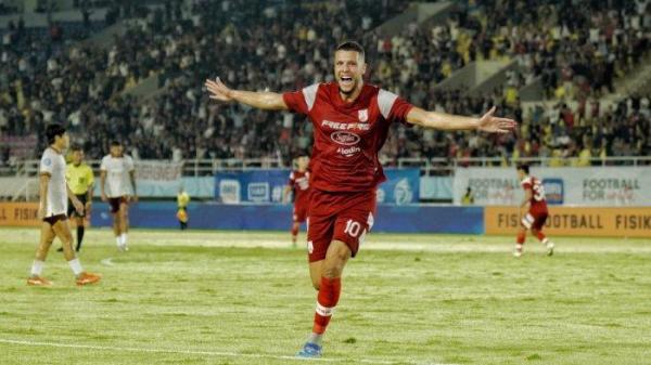 Selebrasi pemain Persis Solo, Karim Rossi saat melawan Borneo FC pada pekan ke-8 Liga 1, Sabtu (19/10/2024) malam WIB.