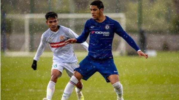 Aksi pemain tengah Garuda Select, Brylian Aldama saat berduel dengan pemain Chelsea di Inggris.