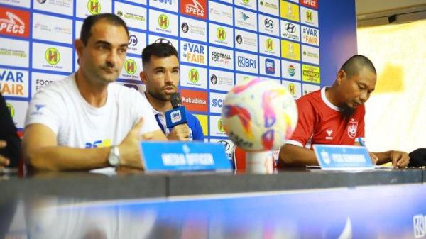 Headcoach PSIS Semarang Gilbert Agius (Kiri), pemain Ruxi (Tengah), dan asisten pelatih Muhammad Ridwan saat hadir dalam jumpa pers jelang laga melawan Barito Putera