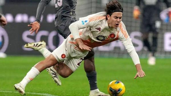 Paulo Dybala terjatuh 291224