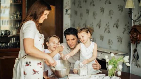 Kumpulan pantun keluarga harmonis, berisi tentang pentingnya arti keluarga dalam kehidupan, kirim ke orangtua!