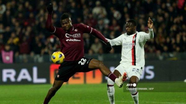 Penyerang Salernitana asal Nigeria #22 Chukwubuikem Ikwuemesi (Kiri) berebut bola dengan bek AC Milan asal Inggris #23 Fikayo Tomori pada pertandingan sepak bola Serie A Italia US Salernitana vs AC Milan di Stadion Arechi di Salerno pada 23 Desember 2023.