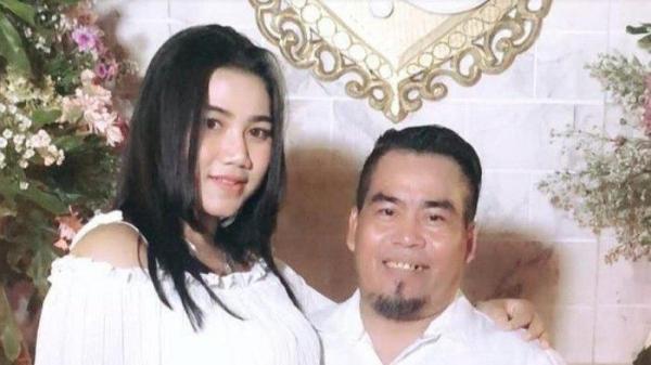 Bopak Castello bersama istrinya.