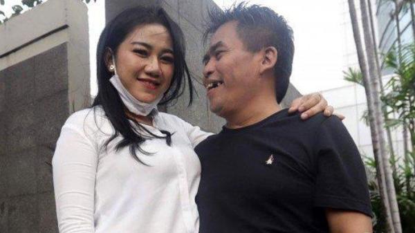Potret Bopak Castello bersama sang istri yang beda usia 26 tahun, Gita Resya.