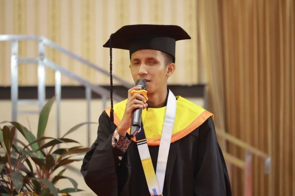 Alfian Andhika Yudhistira, mahasiswa tunanetra pertama di Unair, kini lulus S2