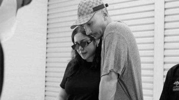 Jessica Iskandar bersama sang suami, Vincent Verhaag tengah berduka atas meninggalnya ayah Jedar.
