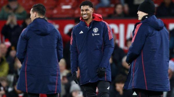 Striker Manchester United, Marcus Rashford (tengah) melakukan pemanasan menjelang pertandingan Liga Inggris antara Manchester United vs Newcastle United di Old Trafford di Manchester, Inggris barat laut, pada tanggal 31 Desember 2024.
