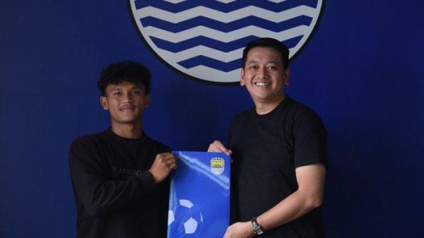 Zulkifli Lukmansyah (kiri) bersama Director of Sporting PT. PERSIB Bandung Bermartabat, Adhitia P. Herawan. (Foto: Official Persib Bandung)