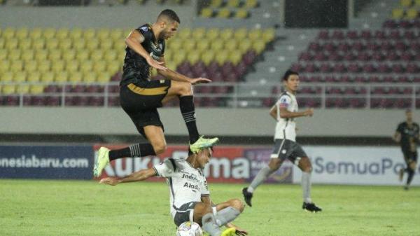 Pesepak bola Persib Bandung, Zalnando (bawah) menghalau bola dengan kakinya pada laga Dewa United vs Persib Bandung dalam lanjutan BRI Liga 1 2022/2023 di Stadion Manahan, Solo, Rabu (14/12/2022) malam. TRIBUNNEWS/Muhammad Nursina