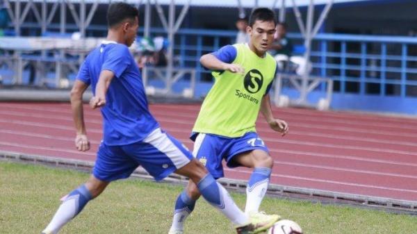 Pemain Persib Bandung Zalnando (kanan) melepaskan umpan melewati Muchlis Hadi saat mengikuti gim internal di Stadion Sport Jabar, Arcamanik, Bandung, Minggu (20/1/2019).