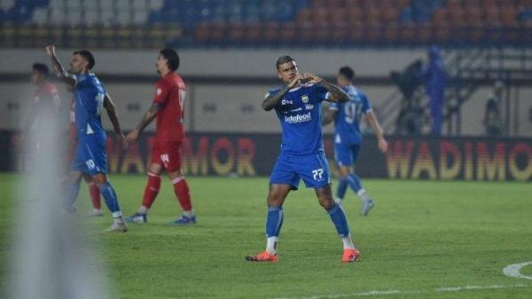 Pemain Persib Ciro Alves melakukan selebrasi usai mencetak gol ke gawang lawan saat duel melawan Semen Padang pada laga Pekan ke-10 Liga 1, Jumat (1/11/2024) malam WIB.