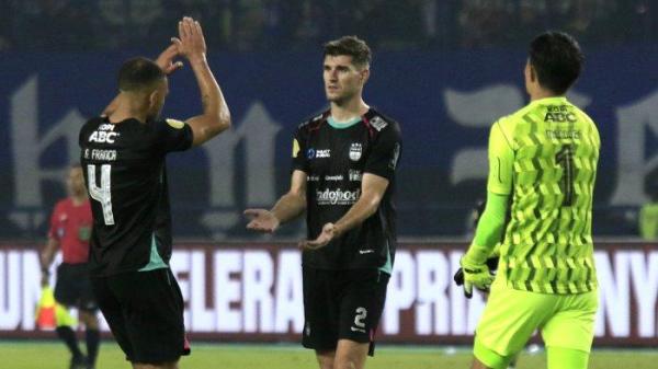 Pemain Persib Bandung dari kiri ke kanan: Gustavo Franca, Nick Kuipers, dan Kevin Ray Mendoza pada laga pekan ke-16 Liga 1 2024/2025 melawan Persita Tangerang di Stadion Gelora Bandung Lautan Api, Minggu (22/12/2024).
