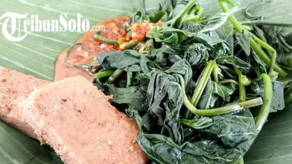 Seporsi brambang asem yang dijual di Warung Rujak, Lotis, dan Brambang Asem Mbah Wongso.