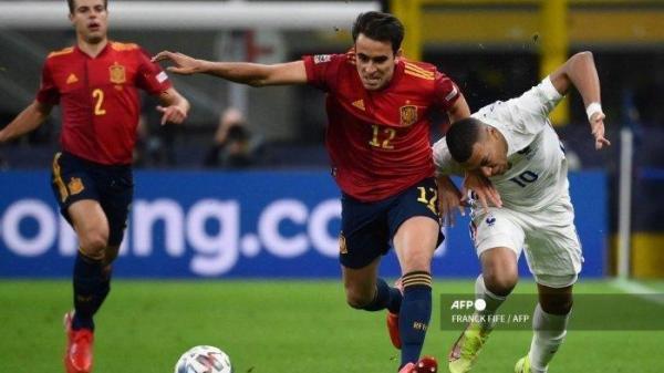 Bek Spanyol Eric Garcia (tengah) bersaing dengan pemain depan Prancis Kylian Mbappe selama pertandingan sepak bola final Nations League antara Spanyol dan Prancis di stadion San Siro di Milan, pada 10 Oktober 2021. (FRANCK FIFE / AFP)