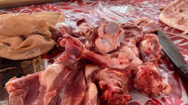 Daging babi yang dijual di Pasar Karombasan, Manado, Sulawesi Utara, Senin (16/12/2024).