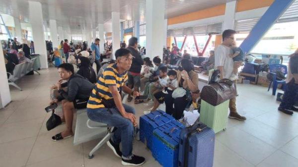 Penampakan penumpang yang memadati Pelabuhan Tengkayu Satu di H-1 Natal 2025, Selasa (24/12/2024). TRIBUNKALTARA.COM/ANDI PAUSIAH