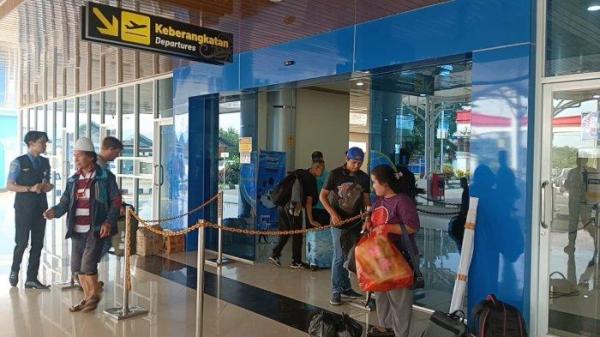 Rutinitas warga dari Malinau menuju ke Perbatasan RI-Malaysia di Bandara Malinau, Kalimantan Utara,
(TRIBUNKALTARA.COM / MOHAMMAD SUPRI)