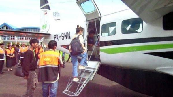 Suasana antrean di Bandara Kolonel RA Bessing Malinau. Kepadatan pengguna jasa umumnya terjadi 3 kali dalam periode satu tahun di Malinau, Kalimantan Utara.