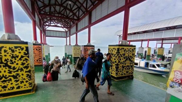 Aktivitas penumpang di Pelabuhan Tengkayu 1 Tarakan, Kalimantan Utara..