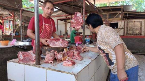 Pedagang daging babi di Pasar Ratahan, Kabupaten Minahasa Tenggara (Mitra) Sulawesi Utara (Sulut).
