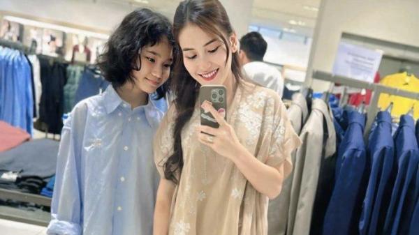 Potret pedangdut Ayu Ting Ting dan anak semata wayangnya, Bilqis Khumairah Razak.