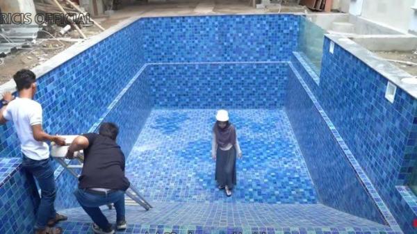 Kolam renang berukuran jumbo di rumah baru Ria Ricis.