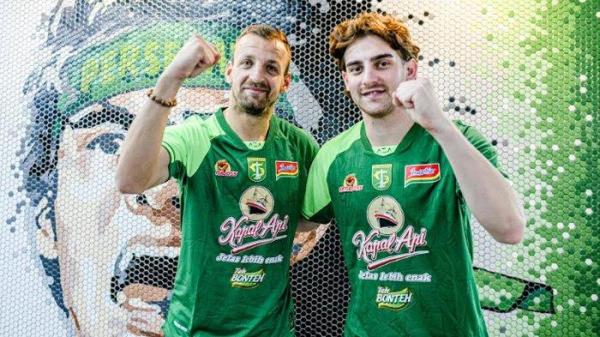 Dime Dimov dan Dejan Tumbas, dua pemain asing baru Persebaya Surabaya saat diperkenalkan pada publik, Minggu (5/1/2025).