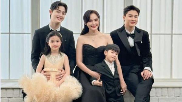 Meski sudah remaja, Gabriel Prince masih sering membagikan potret kebersamaannya dengan ibu dan ketiga adiknya di media sosial.