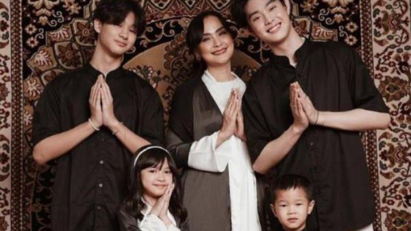 Selain Imlek, Gabriel Prince juga kompak mengunggah potret keluarganya saat perayaan hari raya Idul Fitri.