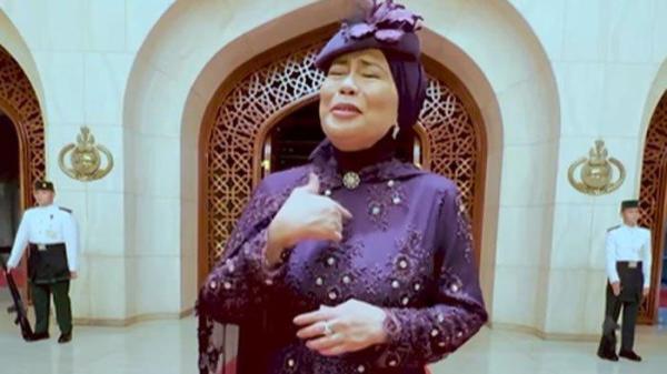 Dewi Yull, Penyanyi Senior Indonesia yang Nyanyi Pakai Bahasa Isyarat saat Pernikahan Pangeran Mateen.