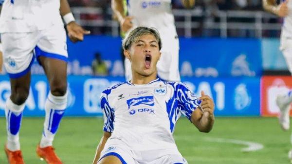 Selebrasi pemain PSIS Semarang Alfeandra Dewangga usai cetak gol indah ke gawang Persis Solo dalam laga pekan kedua BRI Liga 1 2024/2025 di Stadion Manahan Solo, Sabtu (17/8/2024) - Ist