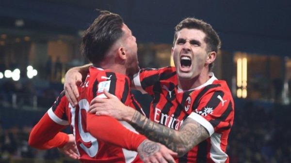 Selebrasi Christian Pulisic dan Theo Hernandez ketika mencetak gol pada pertandingan final Super Italia antara Inter Milan vs AC Milan, di Al-Awwal Park, Arab Saudi Selasa (7/1/2025).