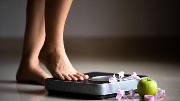 Ilustrasi seseorang yang berusaha menambah berat badan