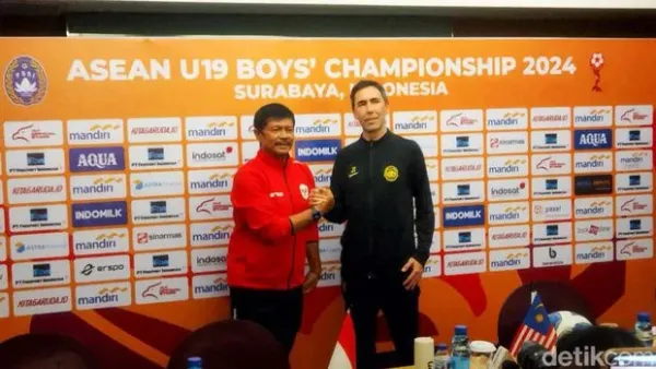 Pelatin Indonesia U-19 Indra Sjafri dan pelatih Malaysia U-19 Juan Torres Garrido