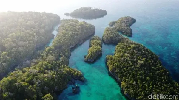 Seperti Raja Ampat di Papua, Pulau Baer di Tual, Maluku, juga punya keindahan alam yang memukau. <div class=