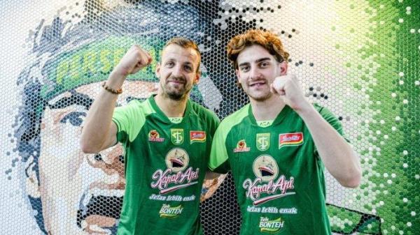 Dime Dimov dan Dejan Tumbas, dua pemain asing baru Persebaya saat diperkenalkan pada publik, Minggu (5/1/2025).
