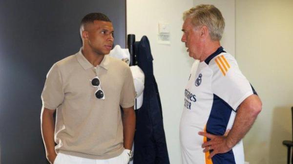 Carlo Ancelotti terlihat menyambut Kylian Mbappe usai bergabung di Real Madrid.