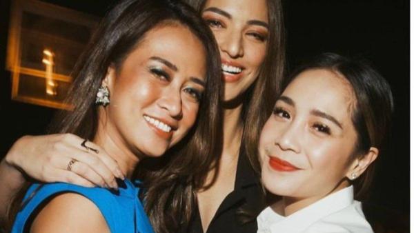 Nia Ramadhani diledek Nagita Slavina gegara tak bisa suwir ayam sendiri.