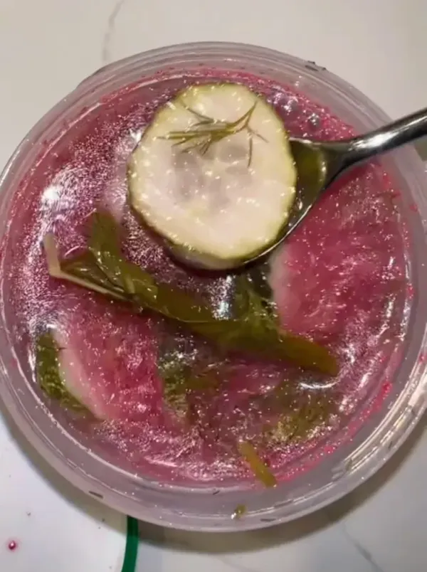 Tren Terbaru di TikTok, Makan Acar Timun Pakai Bubuk Glitter