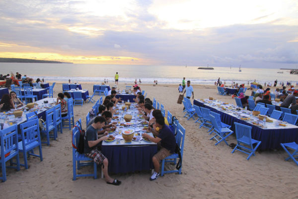 Pantai Jimbaran di Bali. Foto: Shutterstock
