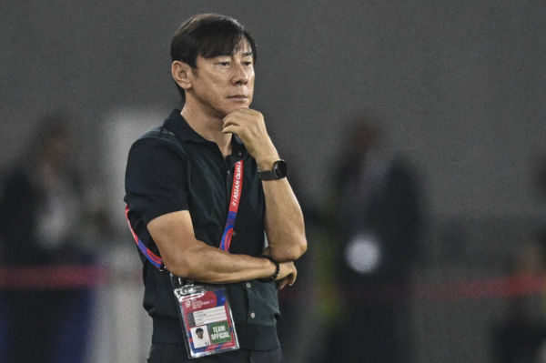 Pelatih Timnas Indonesia Shin Tae Yong mengamati permainan anak asuhnya pada pertandingan Grup C putaran ketiga Kualifikasi Piala Dunia 2026 Zona Asia di Stadion Utama Gelora Bung Karno, Senayan, Jakarta, Selasa (19/11/2024). <div class=