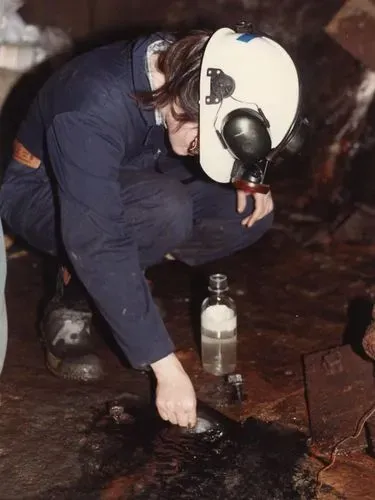 Profesor Barbara Sherwood Lollar mengambil sampel hidrogen dan sulfat terlarut di kolam air tertua di bumi yang pernah ditemukan.