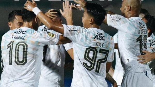 Persib Bandung merayakan kemenangan atas Barito Putera