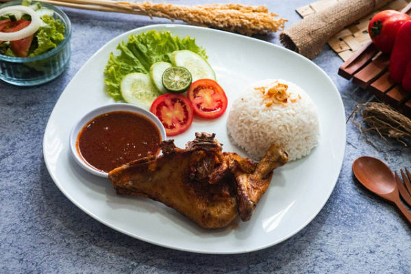 Kuliner Kutoarjo. Foto ayam goreng, salah satu opsi kuliner di Kutoarjo. Sumber: Unsplash/R Eris