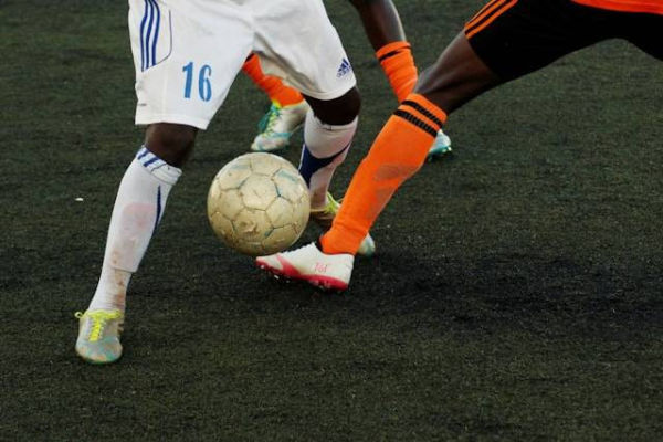 Ilustrasi Bagaimana Posisi Awal Mengumpan Bola dengan Kaki Bagian Dalam. <div class=