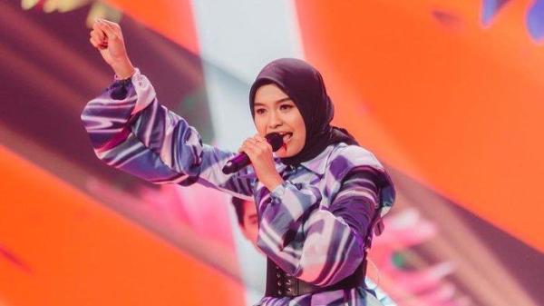 Penampilan Salma Indonesian Idol yang tampil memukau di panggung Indonesian Idol dengan membawakan lagu C.I.N.T.A dari D'Bagindas.