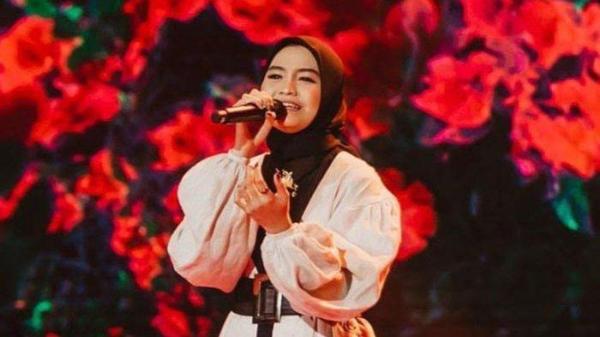 Aksi Salma di malam grand final Indonesian Idol XII.