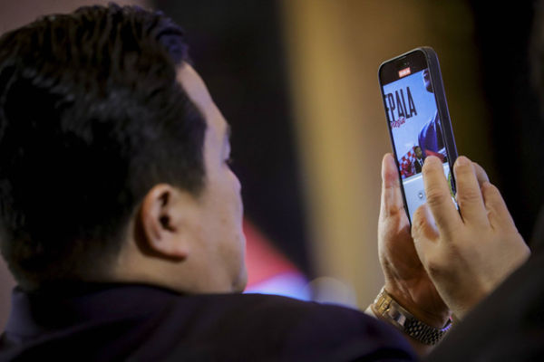 Erick Thohir merekam video pada konferensi pers di Hotel Mulia, Jakarta, pada Minggu (12/01/2025). <div class=